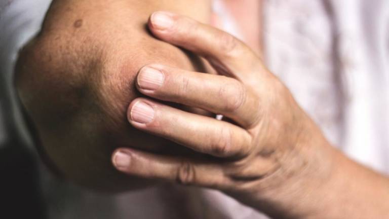 Bệnh viêm khớp khuỷu tay nguy hiểm không?