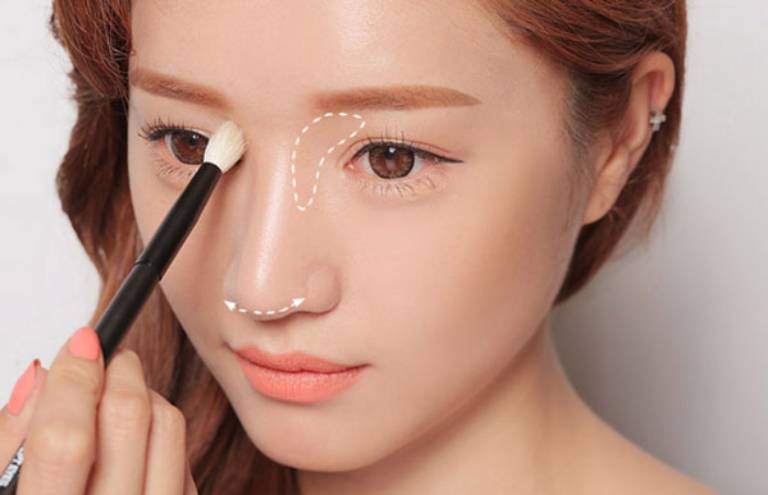 Trang điểm là cách giúp chị em thu nhỏ cánh mũi tạm thời