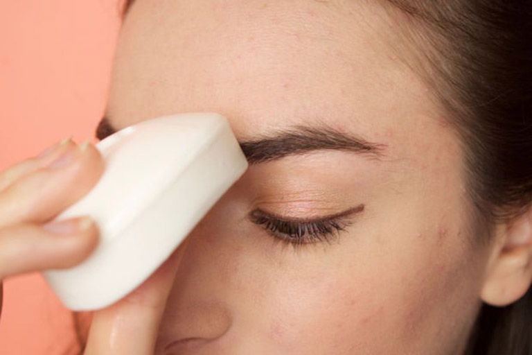 Treo chân mày có để lại sẹo không?