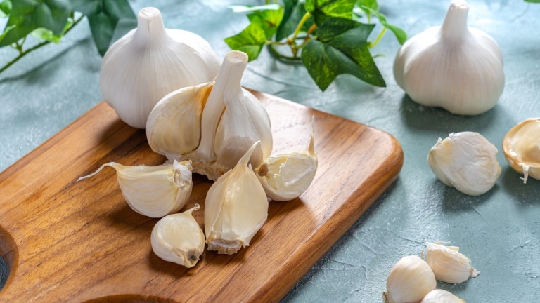 Trị viêm họng hạt tại nhà bằng tỏi tươi