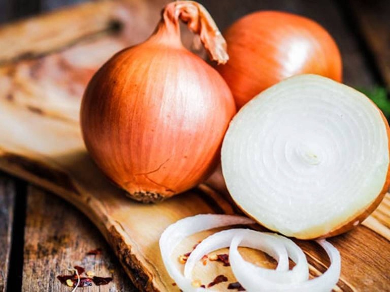 Trị viêm họng hạt tại nhà bằng củ hành tây