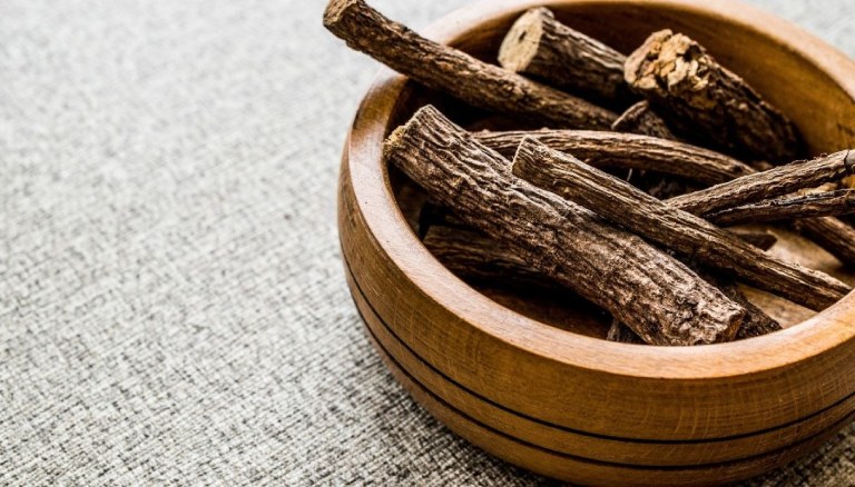 Chữa viêm họng hạt tại nhà bằng cam thảo