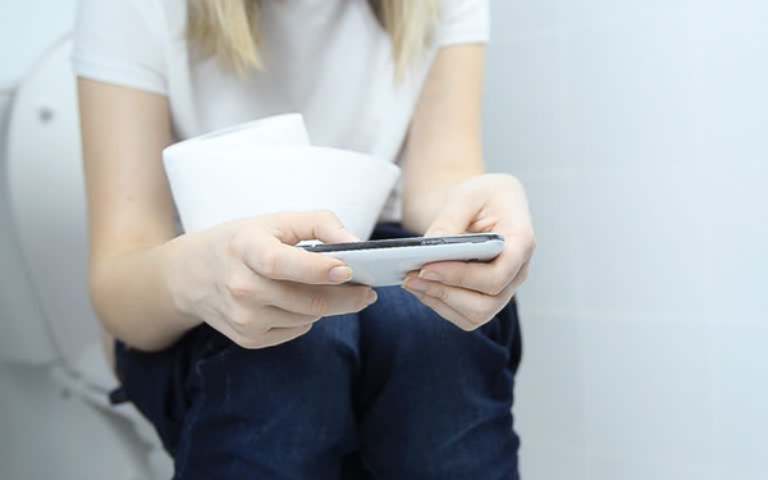 Ngồi vệ sinh quá lâu, vừa đi vệ sinh vừa lướt web sẽ khiến tình trạng bệnh thêm nghiêm trọng hơn