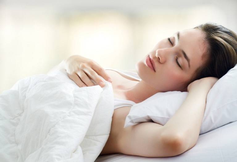 Sau nâng mũi, bạn nên nằm ngửa tránh nằm nghiêng nằm úp để không ảnh hưởng đến dáng mũi