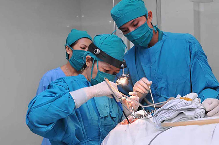 thắt búi trĩ bằng vòng cao su