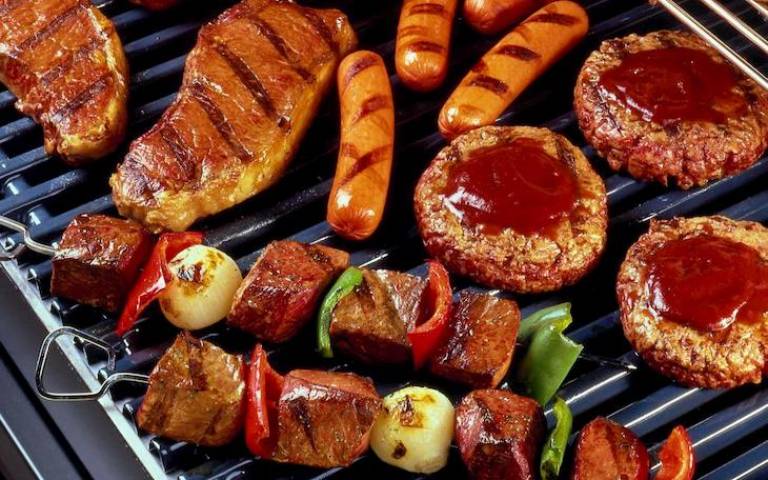 Đồ chiên, nướng không chỉ nhiều dầu mỡ mà còn khô cứng dễ gây kích thích niêm mạc họng