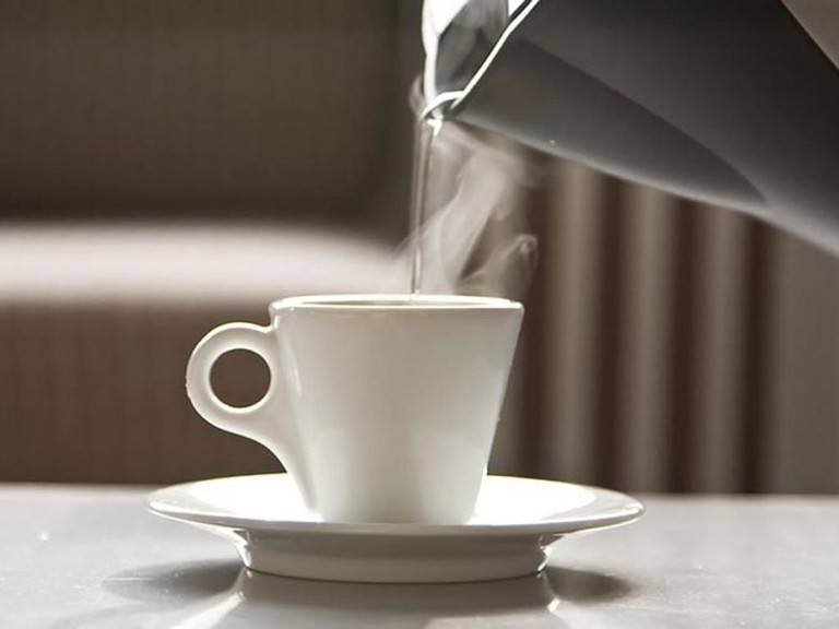 Uống nhiều nước, đặc biệt là nước ấm sẽ hỗ trợ rất tốt cho quá trình điều trị