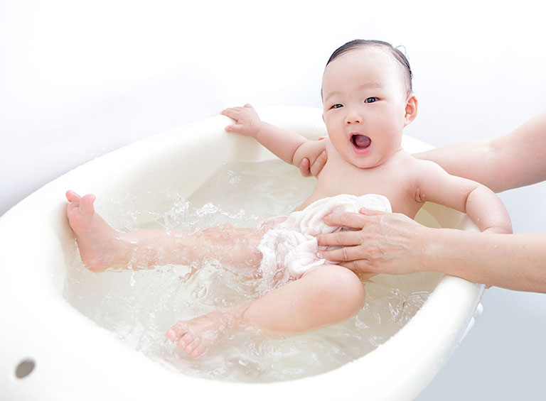 Trẻ bị viêm phế quản có được tắm không