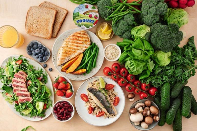 Khi bị bệnh vảy nến hồng người bệnh không cần kiêng khem nghiêm ngặt mà nên ăn đa dạng, đầy đủ dưỡng chất