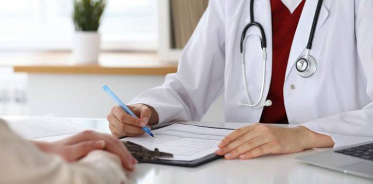 Để lang ben nhanh khỏi, bạn cần nhanh chóng thăm khám bác sĩ da liễu để có phương pháp điều trị phù hợp