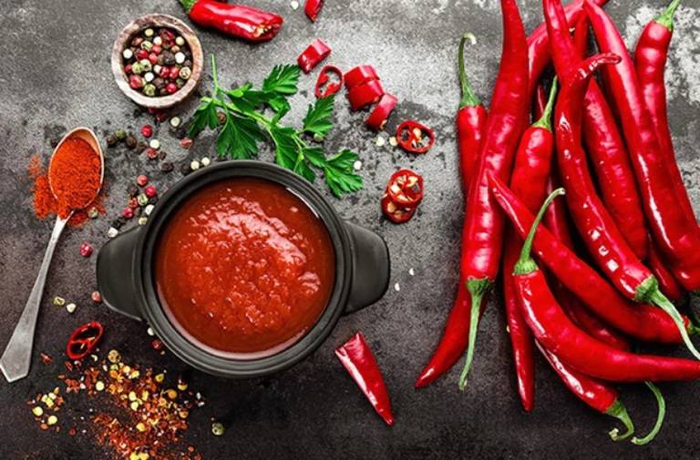 Thường xuyên sử dụng đồ ăn cay nóng nhiều dầu mỡ sẽ khiến chức năng gan suy giảm từ đó khiến da mặt đột nhiên nổi nhiều mụn