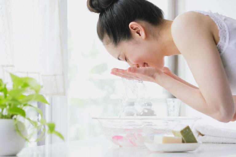 Rửa sạch mặt bằng nước, nước muối sinh lý hoặc sữa rửa mặt dịu nhẹ tốt hơn là các sản phẩm có tính tẩy mạnh