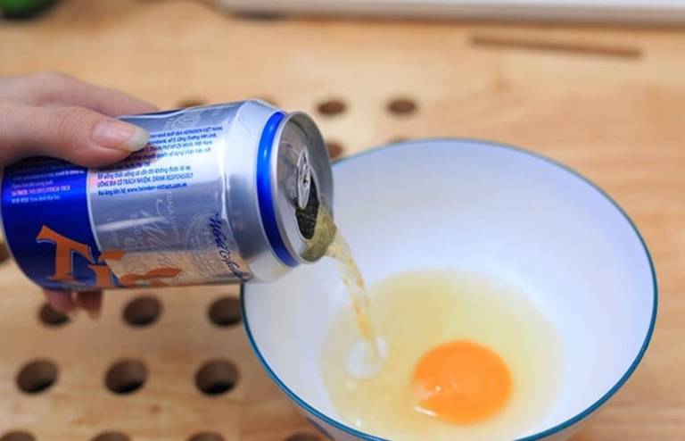 Tùy thuộc vào tình trạng da đầu mà bạn lựa chọn dùng lòng đỏ hay lòng trắng trứng kết hợp với bia
