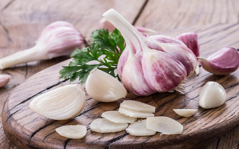 cách điều trị lang ben ở háng, mông bằng tỏi