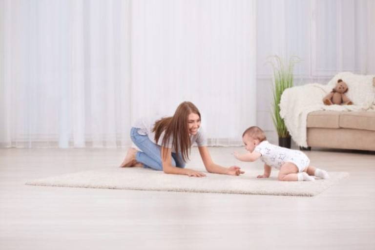 Mỗi bé có mỗi quá trình phát triển riêng, nếu bé hoạt bát, vận động nhiều, ít ốm đau thì mẹ không cần quá đặt nặng cân nặng của con để tránh tạo áp lực cho mình