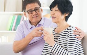 sữa tốt cho xương khớp người già