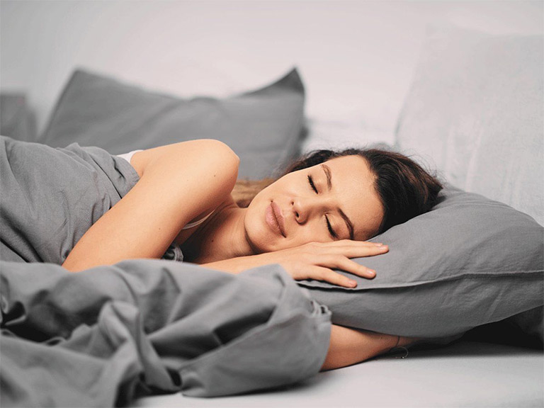 Bệnh nhân bị rối loạn tiền đình nên tập thói quen đi ngủ đúng giờ và ngủ đủ giấc