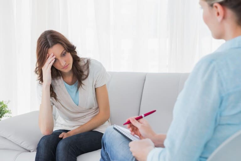 Ra huyết trắng vón cục và ngứa là bệnh gì? 