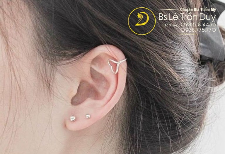 Xỏ khuyên tai cùng bác sĩ chuyên khoa tại Dr.Duy
