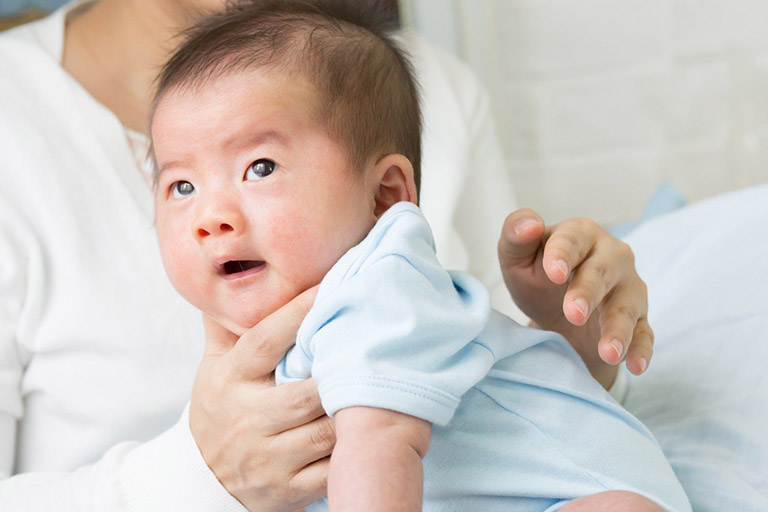 Bại não thể co cứng: Dấu hiệu, Chẩn đoán và Điều trị