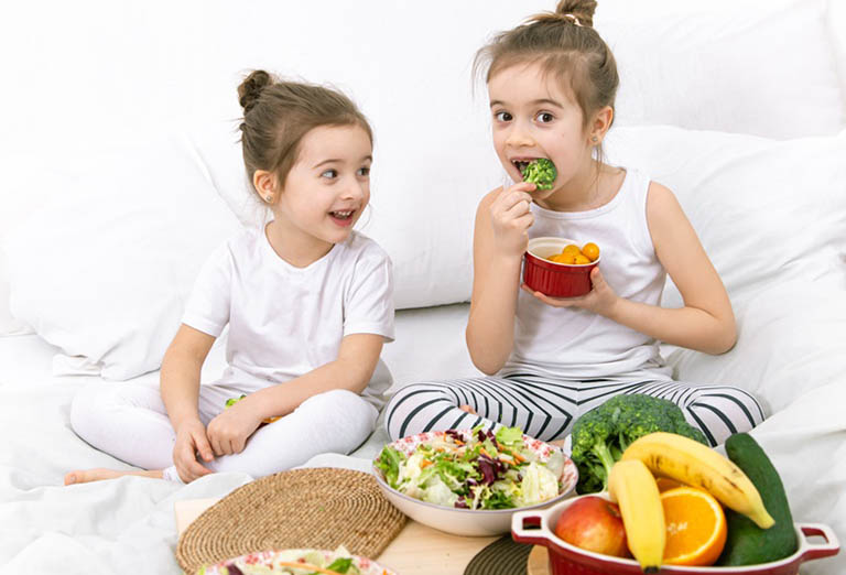 Trẻ nói nhiều nhưng không rõ có phải là biểu hiện bất thường