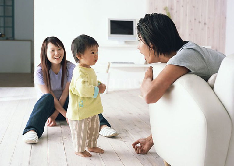 Trẻ nói nhiều nhưng không rõ có phải là biểu hiện bất thường