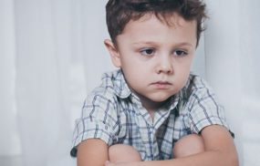 Trẻ đi nhón chân và chậm nói