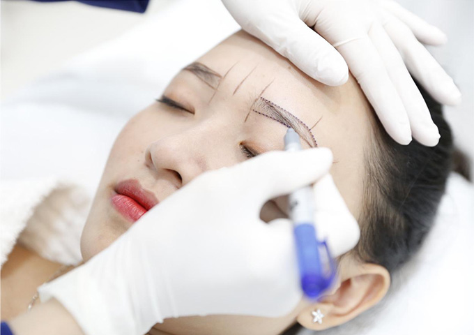 Phẩy sợi lông mày 8D thẩm mỹ viện Ngọc dung